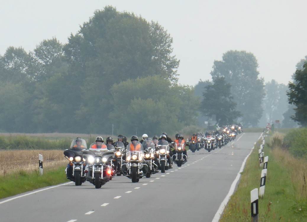 Der Tross, angef&uuml;hrt vom Pr&auml;si Hans Barner